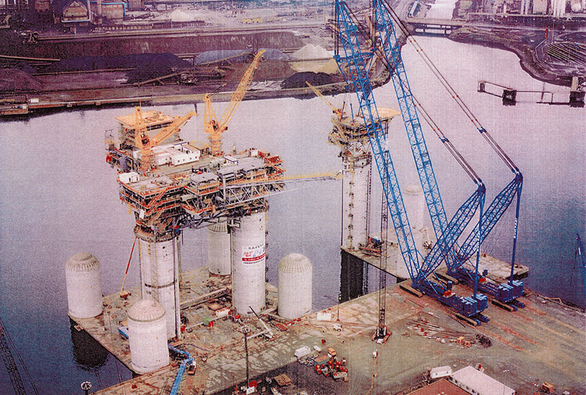 1996. West Tuna and Bream B Project, Port Kembla. Construction of the rigs.