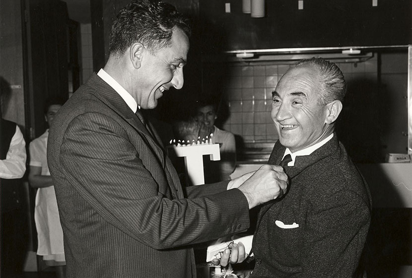 1966. Salteri pins a 10 year badge on Franco.
