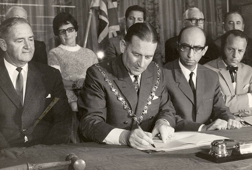 1970. The Lord Mayor of Perth signs the contract for the construction of the Concert Hall.
