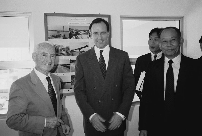 1994. Franco, Prime Minister Paul Keating and the Lao Prime Minister, opening the Border Control Complex.