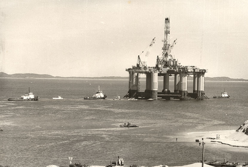 1975. The oil rig Ocean Endeavour after the launch.
