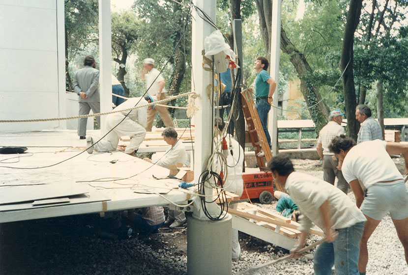 1988. Finishing touches before the official opening of the Australian Pavilion.