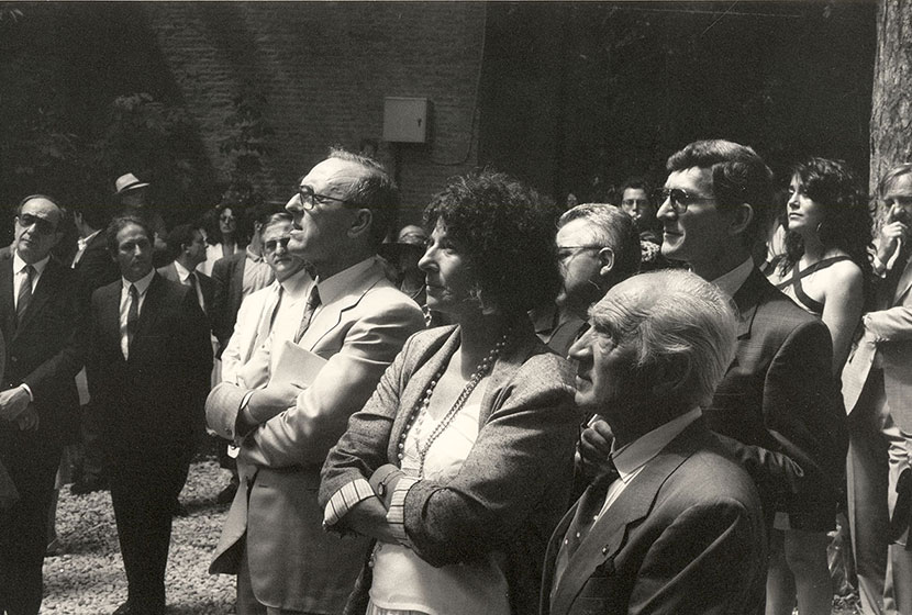 1988. Opening day of the Australian Pavilion at the Biennale of Venice. Franco in the crowd.