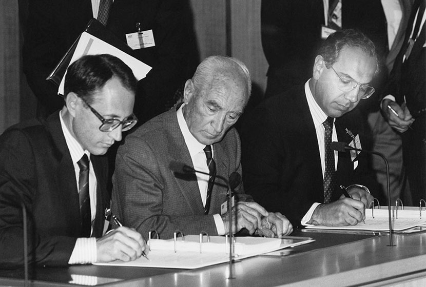 1989. The signing of the ANZAC Frigates contract, under the watchful eye of Transfield’s founder.