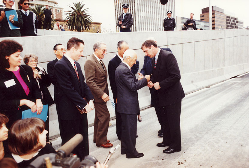 1992. Opening of the SHT. Franco presents Premier John Fahey with a commemorative medal.